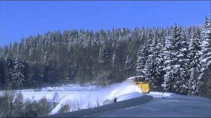 Поезд снегоочиститель в действии
