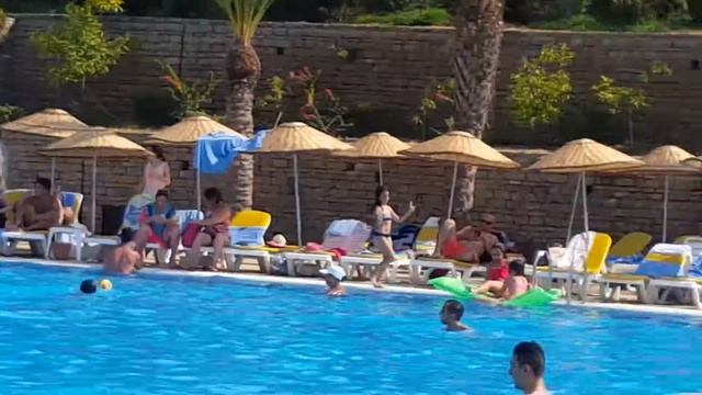 Солнечные ванны у бассейна смотреть онлайн