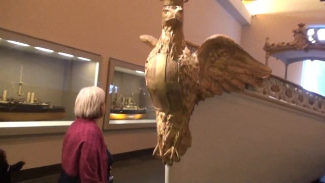 В морском зале музея Истории искусств «Bruno Molajoli». смотреть онлайн