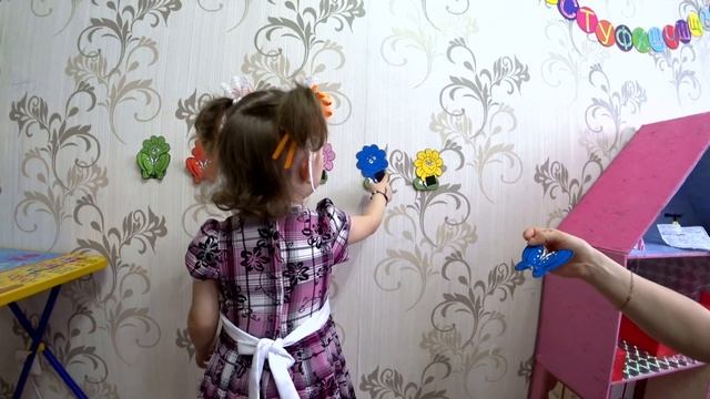 Амалия изучает цвета и лопает ШАРИКИ смотреть онлайн