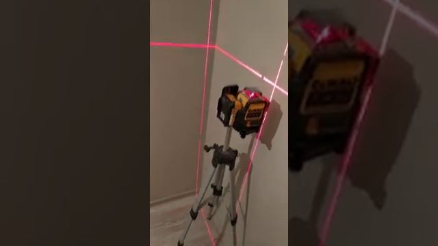Лезерный уровень DeWalt. Надёжный инструмент.