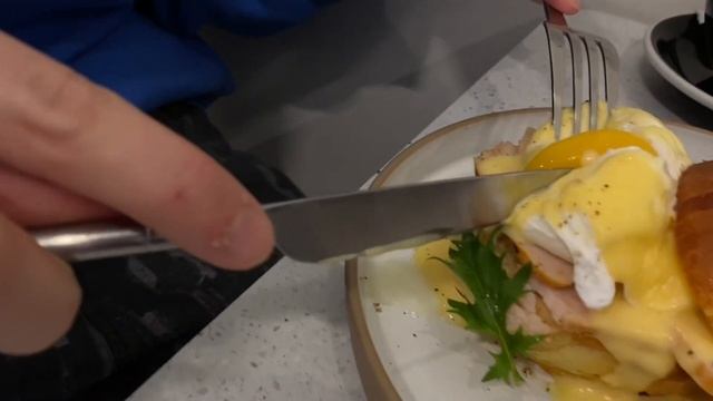 Vlog студента/ КОФЕ И ЕДА 🥛/ провожу экскурсию и хожу на сьемки 🖇️ смотреть онлайн