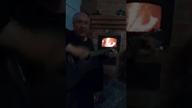 Песня под гитару у камина "Розы" Позитив))) смотреть онлайн