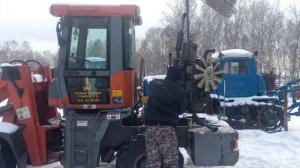 Ученик совместно с мастерами снимает двигатель с погрузчика NEO.