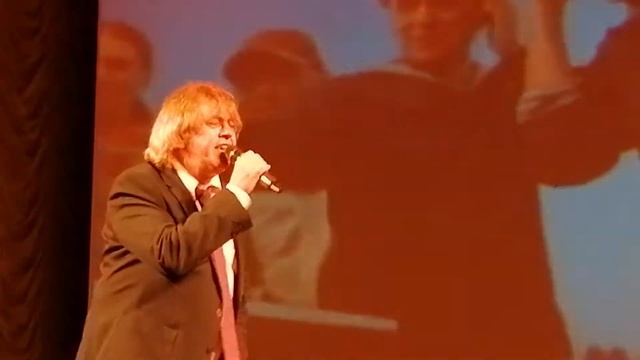 Поэт-песенник Александр Шаганов на праздничном концерте ко Дню 75-летия Прорыва минной блокады.
