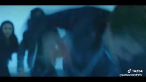 Парень спасает девушку