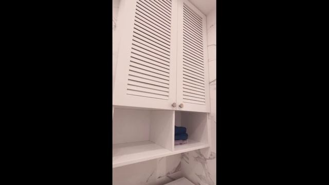 Мебель в ванную комнату с жалюзийными дверями