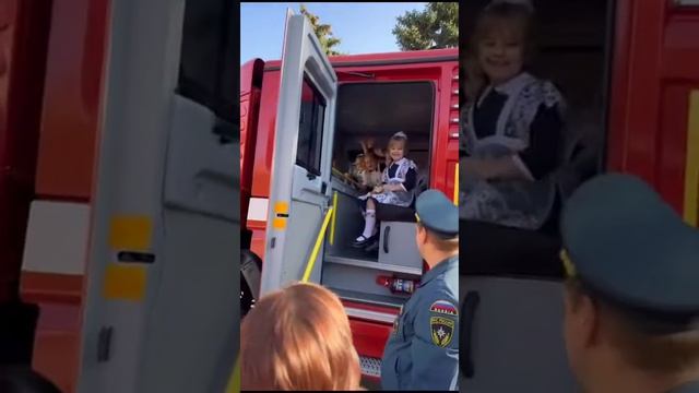 Первоклассники миллеровской школы № 8 побывали на экскурсии в пожарной части смотреть онлайн