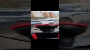 встретил китайский автомобиль на дороге.
