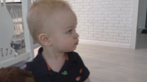 Малыш Саша и разная еда На вкус съедобная.