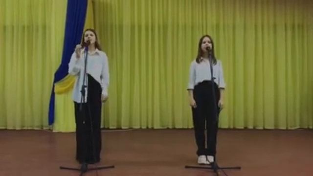 Башук Дарина, Дубина Софія - пісня  "Лови момент" смотреть онлайн