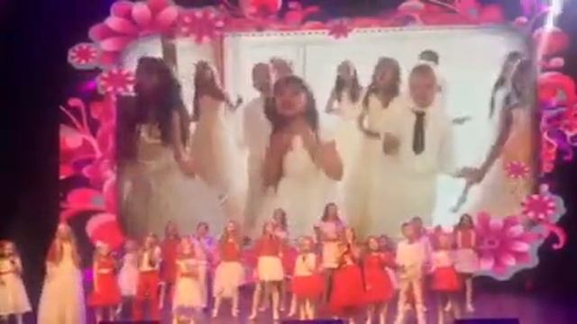 Образцовая студия детской эстрадной песни "Солнечный зайчик", клип "Мама" смотреть онлайн