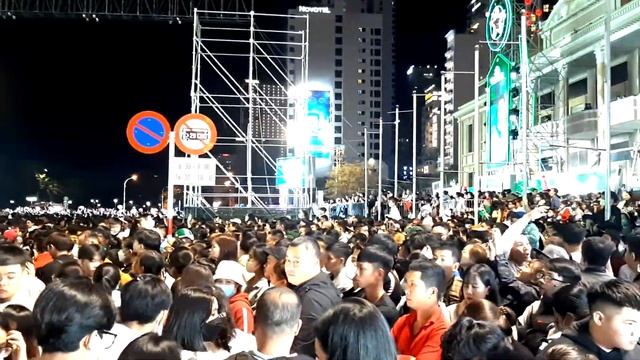Red lanterns on TET смотреть онлайн