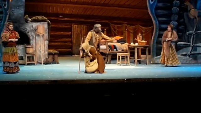 Ходила на ёлку в театр смотреть онлайн