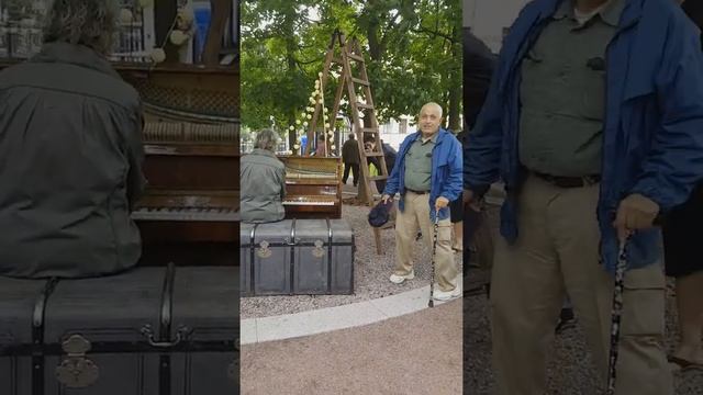 Питер! Новая Голландия. Подайте кто  может!