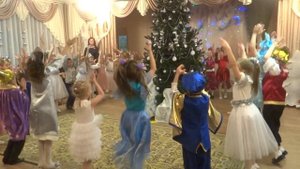 Елка, ждали мы тебя так долго (вход на Новогодний праздник)