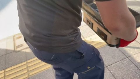 YATAI | 【Yatai 屋台】 博多華丸大吉がオススメする屋台 praying to household shrine before opening food stall.