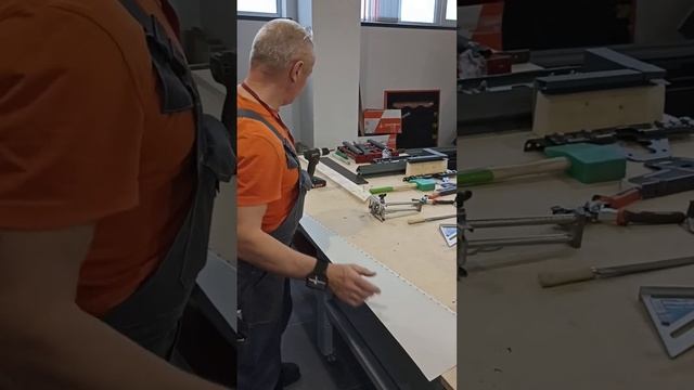 начало монтажа фасада с уклоном нижней части