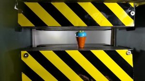 Эксперимент гидравлический пресс VS стакан и игрушки)