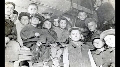 Архипелаг ГУЛАГ" - "Система лагерей ГУЛАГ: история и последствия