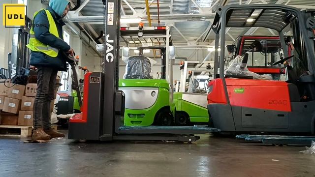 Штабелер CDD 15 Compact грузоподъемностью 1,5 тонны. Высота подъема 3 метра.