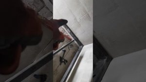 Крепление каркаса площадки лестницы из профиля 40×80 к стене из газобетона.