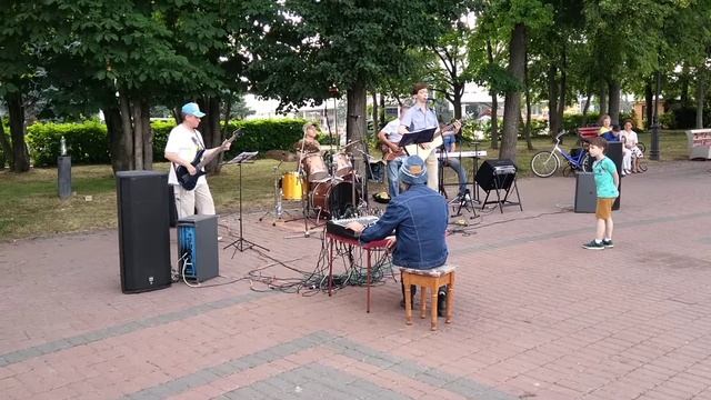 Ульяновск. Музыканты на набережной играют песни группы "Браво". Видео 2 смотреть онлайн