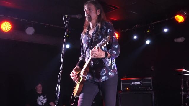 World Keeps Spinning смотреть онлайн