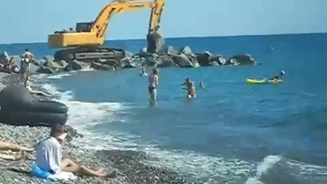 Экскаватор на волнорезе