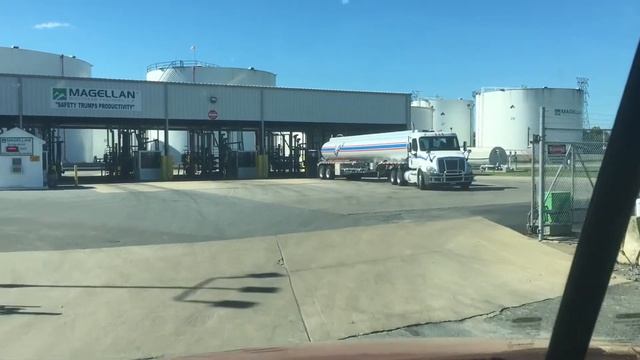 Как Доставляют Бензин В Америке смотреть онлайн