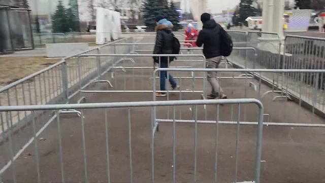 Зигзагообразный проход в павильон АТОМ, туда-сюда, туда-сюда смотреть онлайн