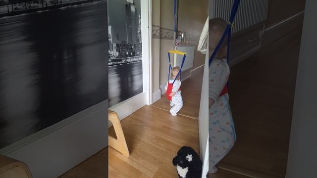 как танцует 8-ми месячная малышка / 8 months baby dancing смотреть онлайн