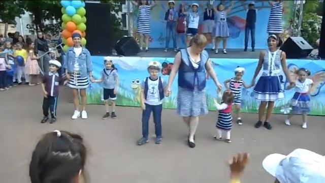 А рыбки в море делают вот так. "Морское дефиле". Театр-студия "Ступени" смотреть онлайн