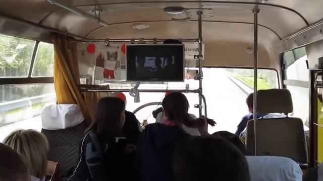 В автобусе на пути в Уксе смотреть онлайн