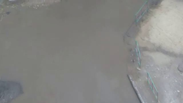 Огромная лужа во дворе дома Землячки 72 смотреть онлайн