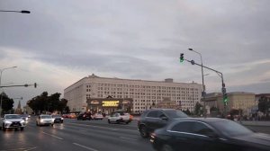 над новый арбатом синее небо волшебник в Москве 20.08 22 год