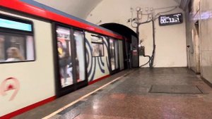 Прибытие метро-поезда «Москва 2020» на станцию кольцевой линии метро Курская.