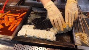 매콤한 양념! 38년 원조 순대 떡볶이, 어묵, 김밥, 유부 주머니 / spicy rice cake Tteokbokki / korean street food