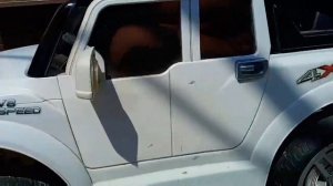 Машина белого цвета.  Детская игра в мойку машины