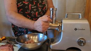 Мясорубка Gemlux. Суровый тест. Перемалываем шкуру.