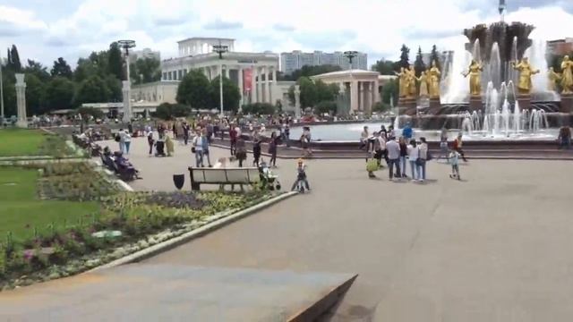 Так гулять с детьми интереснее :)