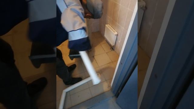 Обработка мусоропровода силами УК "СЭЗиР" смотреть онлайн