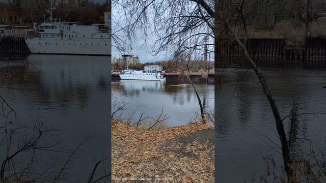 Теплоход «Линсси» в затоне в Омске