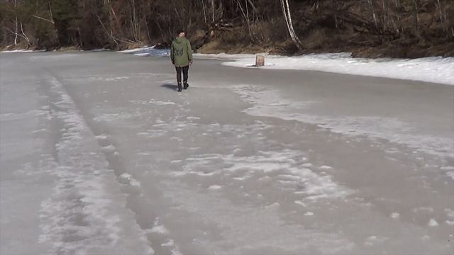 Опасная прогулка по реке По талому льду на покос. смотреть онлайн