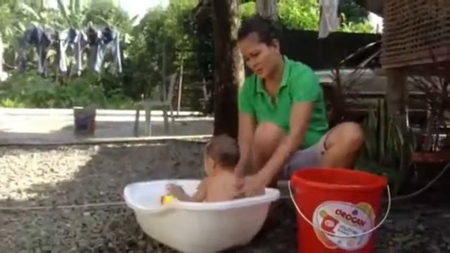 Baby Bathtime смотреть онлайн
