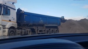 Загрузка тонара отсевом щебня на нашем производстве | Эко-Щебень