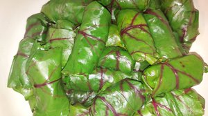 Голубцы в свекольных листьях