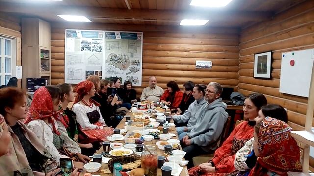 Песни за столом в музее "Щелоковский хутор". "Девчонки, пойте".
