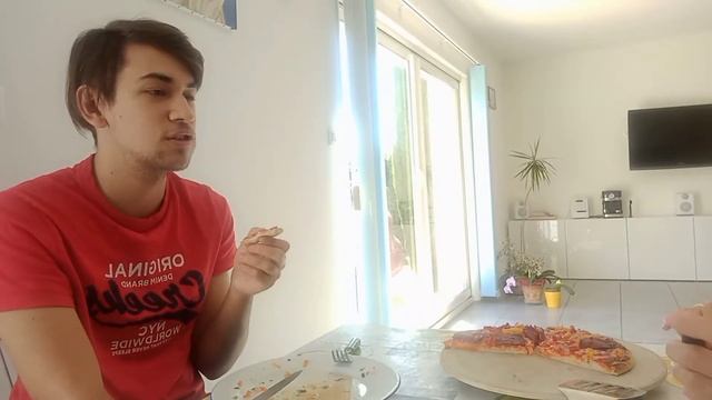 Обедаем вдвоём с Максимом, Мишель ушёл ловить устрицы. смотреть онлайн