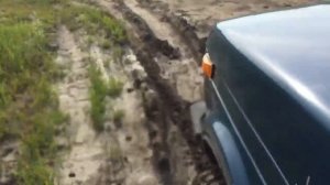 Нива сток в небольшой грязи. Шины Nortec 215/65/15. Июль 2016.